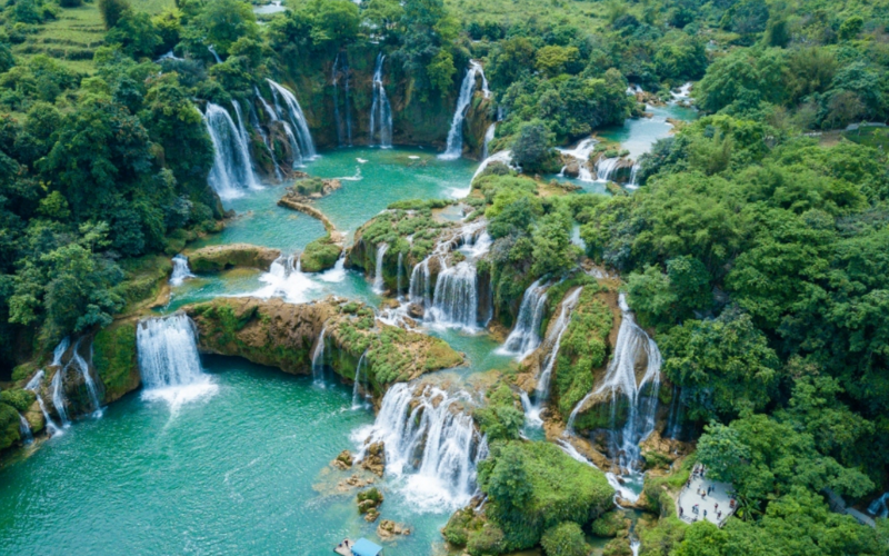 La belle saison à Cao Bang révèle la cascade de Ban Gioc, avec son eau claire et abondante, et des champs en terrasses dorés à maturité