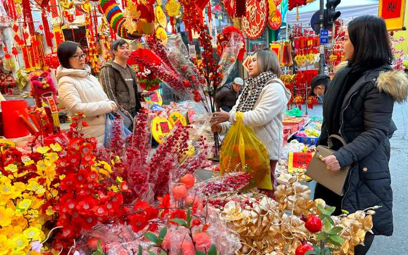 Les familles s'affairent pour faire leurs achats pour le Têt