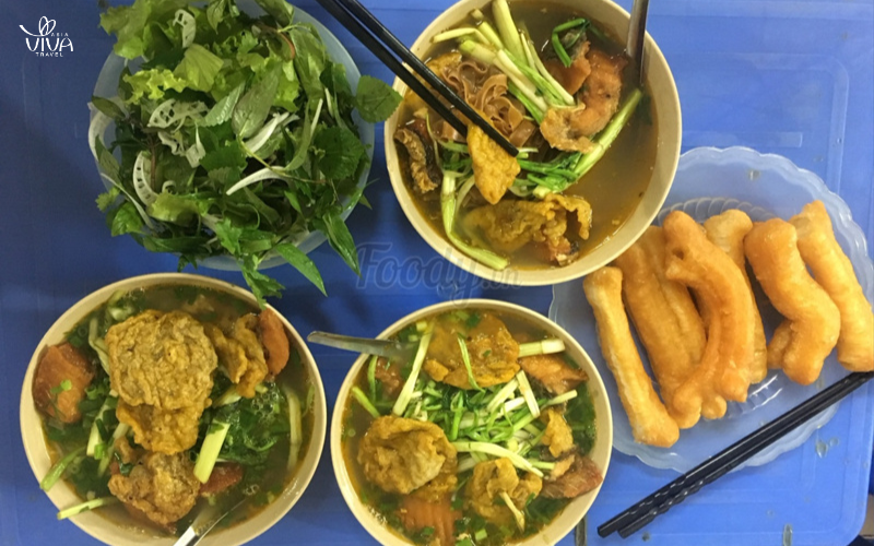 Zuppa di noodle di pesce in via Hang Dau