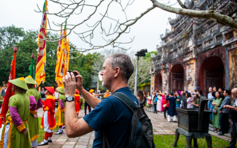 Les touristes sont captivés par les festivals enchanteurs de Hue