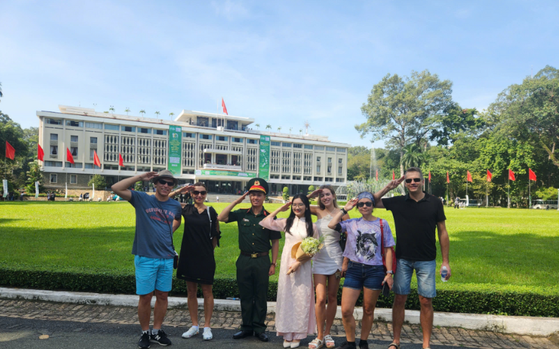 M. Philippe et sa famille ont immortalisé un moment inoubliable devant le majestueux Palais de l'Indépendance