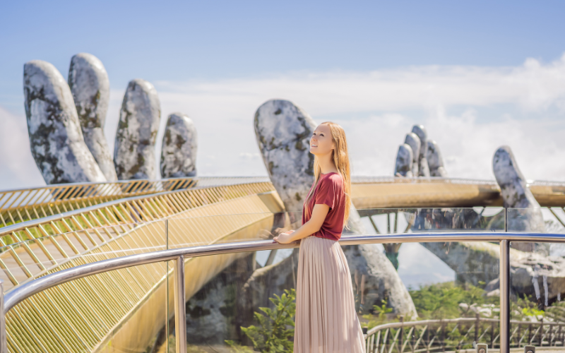 Le Golden Bridge à Da Nang : un emblème du tourisme perché au sommet des majestueuses collines de Ba Na