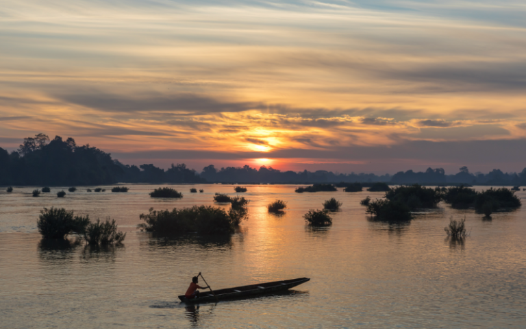 Moment paisible au coucher du soleil sur l'île