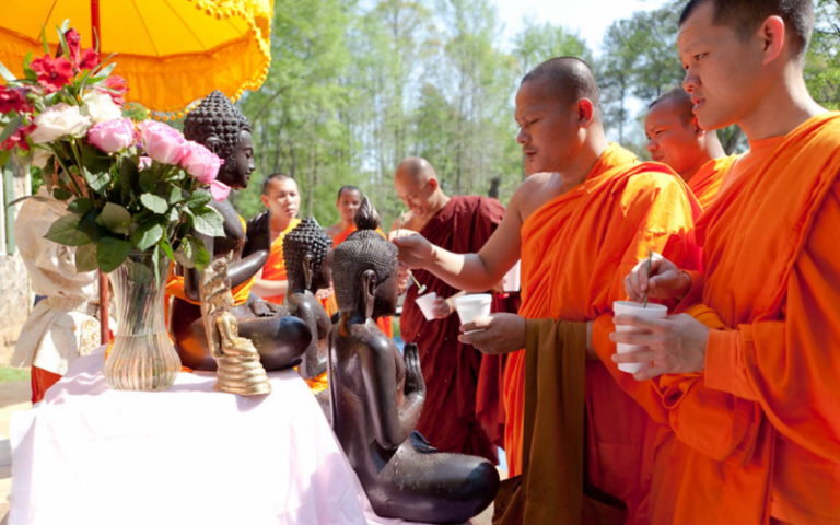 Le bouddhisme joue un rôle très important dans la célébration du Nouvel An khmer