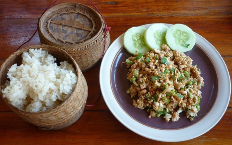 Ce plat est considéré comme le plat national du Laos et est souvent surnommé la "salade laotienne"