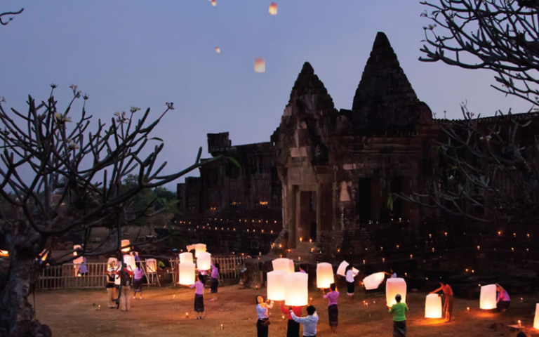 Lancement de lanternes à la fête du Vat Phu en soirée