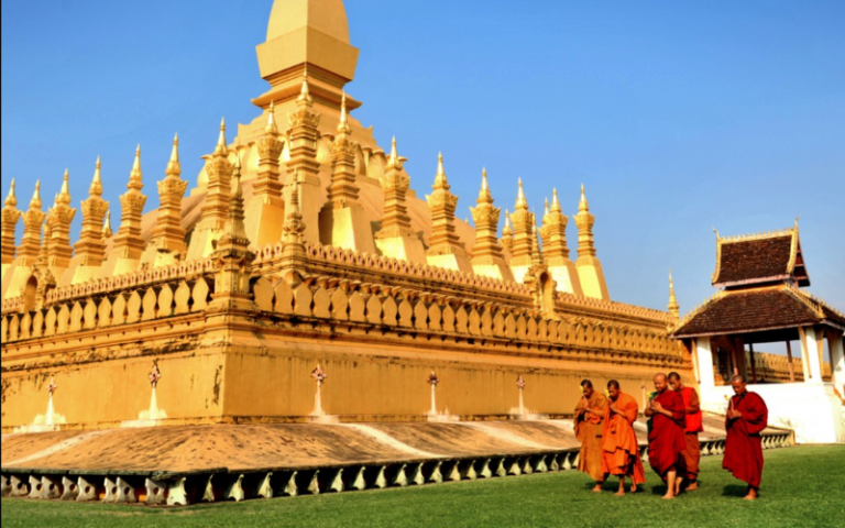 La couleur jaune de That Luang résonne avec la lumière du soleil pour créer un chef-d'œuvre