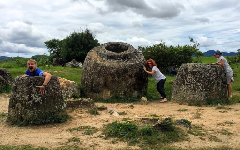 Les touristes checkin avec les jarres