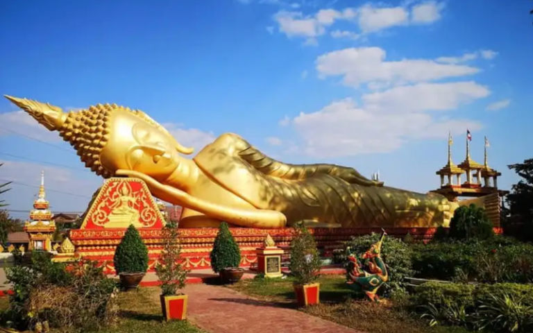 Statue de Bouddha couché au Wat Pha That Luang, Vientiane