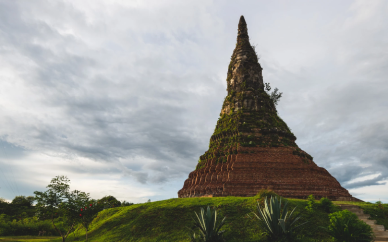 Chaque année, lors du Nouvel An, les habitants se rendent à Stupa Phun pour prier