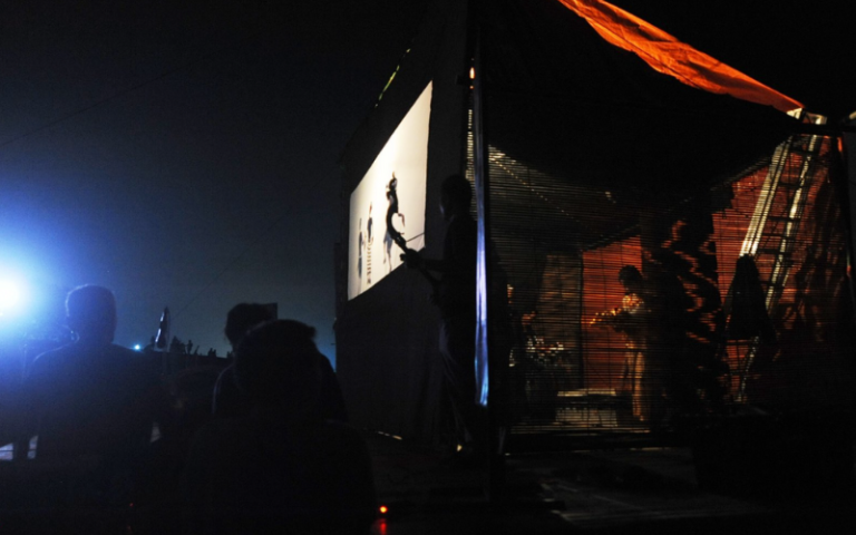 La projection en plein air du film Tuk Tuk a attiré à la fois les touristes et les habitants