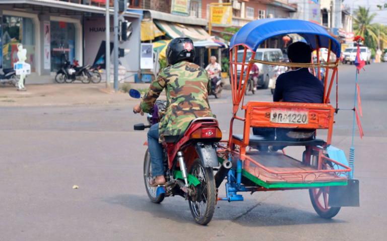 Tuktuk – moyen de transport populaire à Champassak, Laos