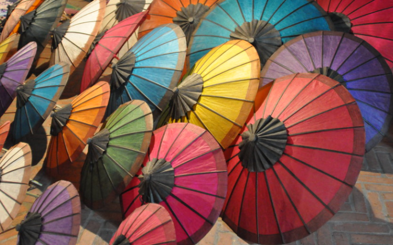 Beaucoup d'ombrelles aux couleurs et tailles variées sont vendues