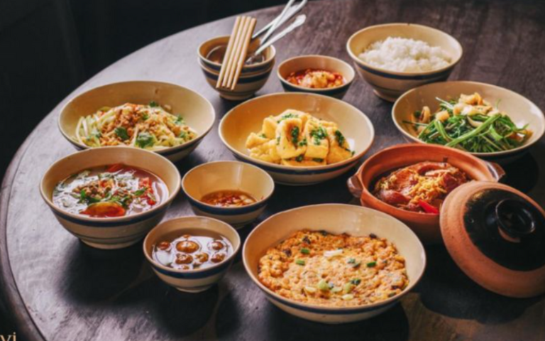 Découvrez une sélection exquise de plats traditionnels vietnamiens, soigneusement préparés pour éveiller vos papilles