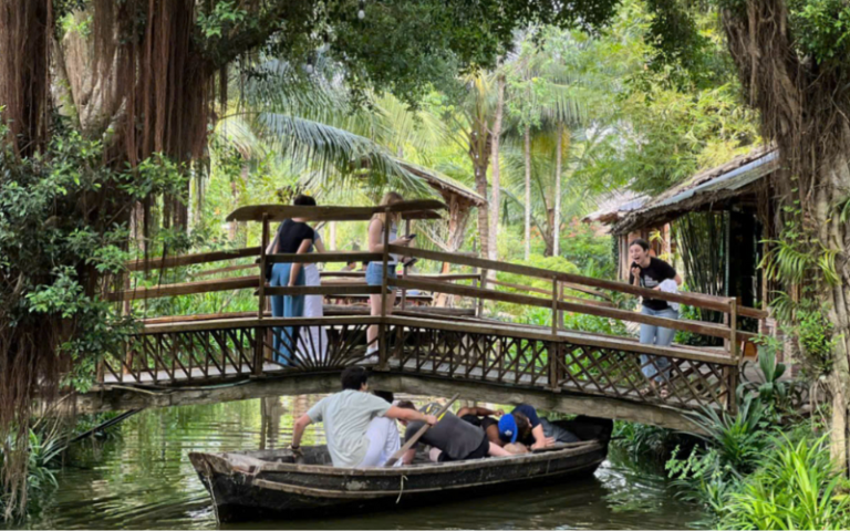 Une aventure de navigation sur la rivière, vous plongeant au cœur de la vie locale et des traditions des habitants