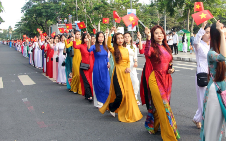 Grand défilé célébrant le 30 avril à Hanoi