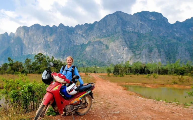 La boucle de Thakhek est une aventure à travers le Laos rural, avec des routes sinueuses menant à des champs inondés et des villages pittoresques