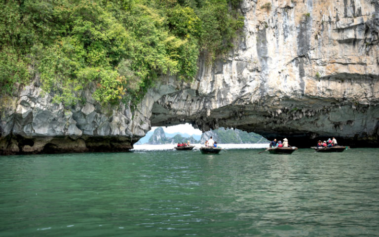 Explorer la baie d'Ha Long en bateau en bois est une expérience inoubliable