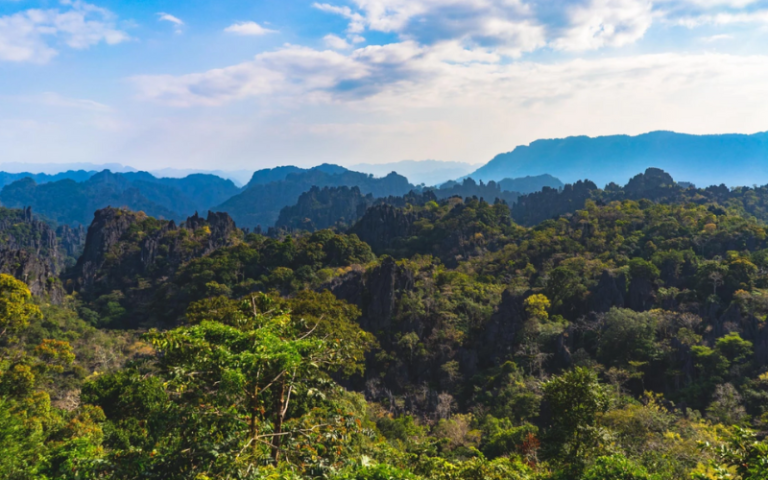 Le point de vue du rocher offre un accès à la zone protégée de Phou Hin Boun, un monde de forêts karstiques anciennes et de vues époustouflantes.
