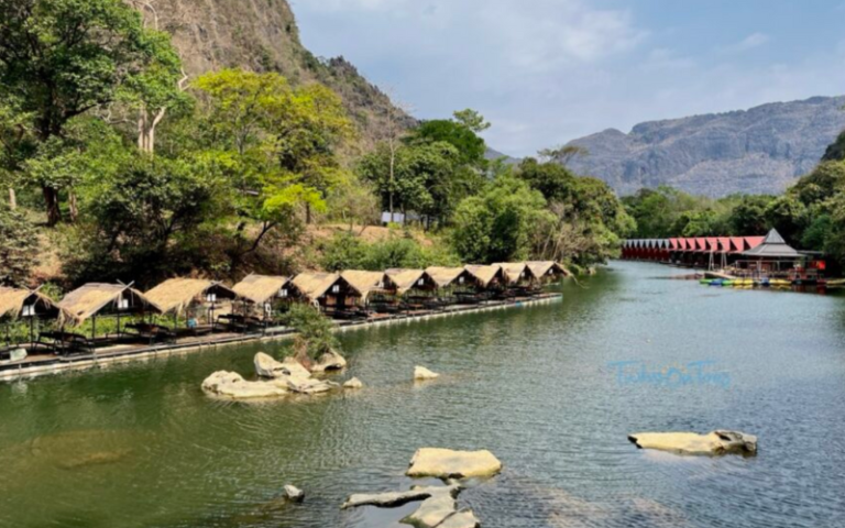 Thafalang est un complexe de loisirs laotien avec des cabanes sur pilotis le long de la rivière et des activités récréatives, dont une randonnée vers un point de vue spectaculaire