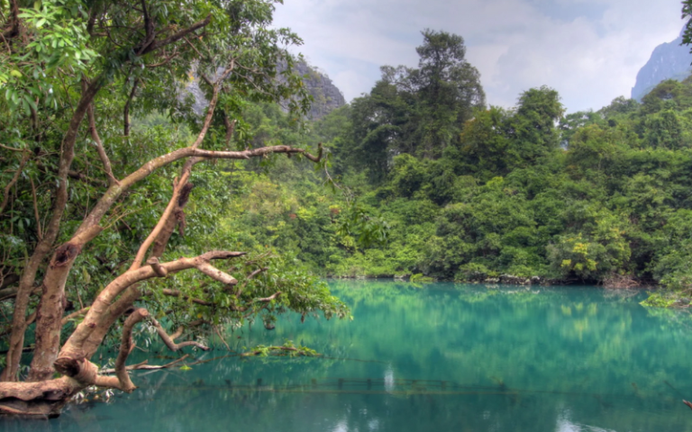 Le lac paradisiaque de Khoun Kong Leng avec une eau bleue cristalline est situé à 30 km au nord de la ville de Thakhaek