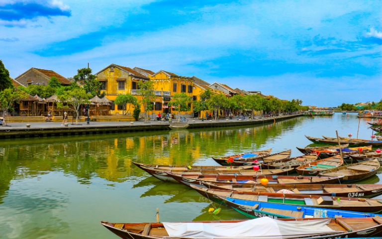 Hoi An avec sa couleur jaune éclatante sous la lumière du soleil