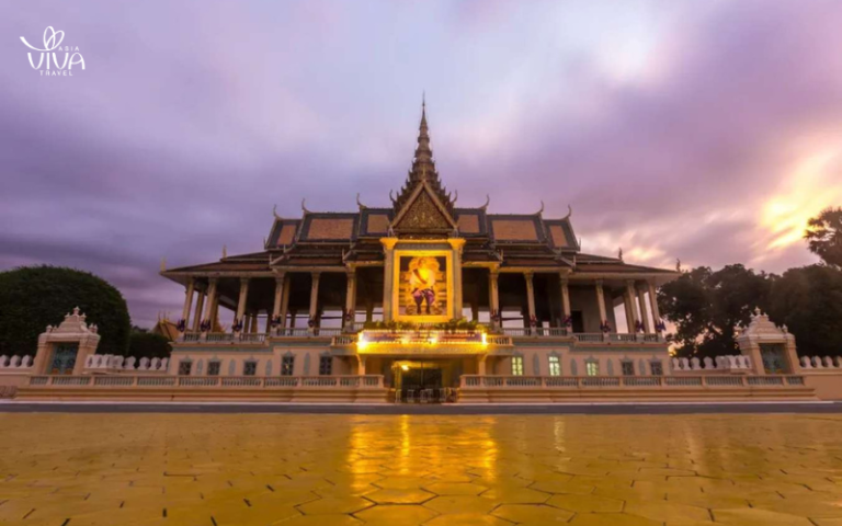 Il Palazzo Reale di Phnom Penh_ splendore dorato dopo la pioggia