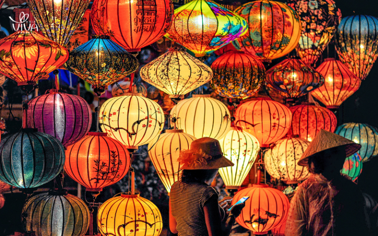Le lanterne illuminano le strade di Hoi An, creando un’atmosfera fiabesca