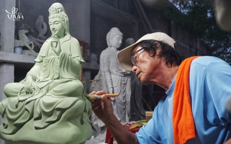 Ogni scultura di pietra racconta una storia di fede e maestria