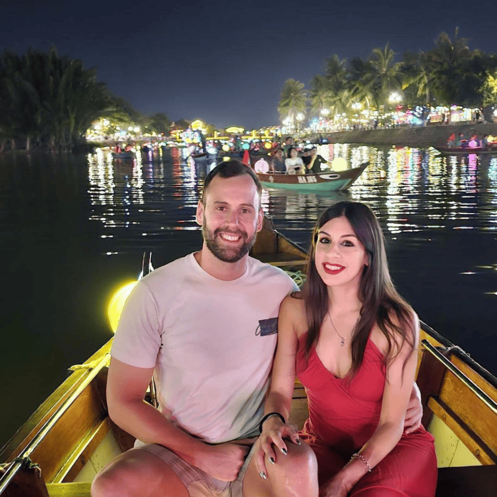 Romantica navigazione notturna sul fiume di Hoi An