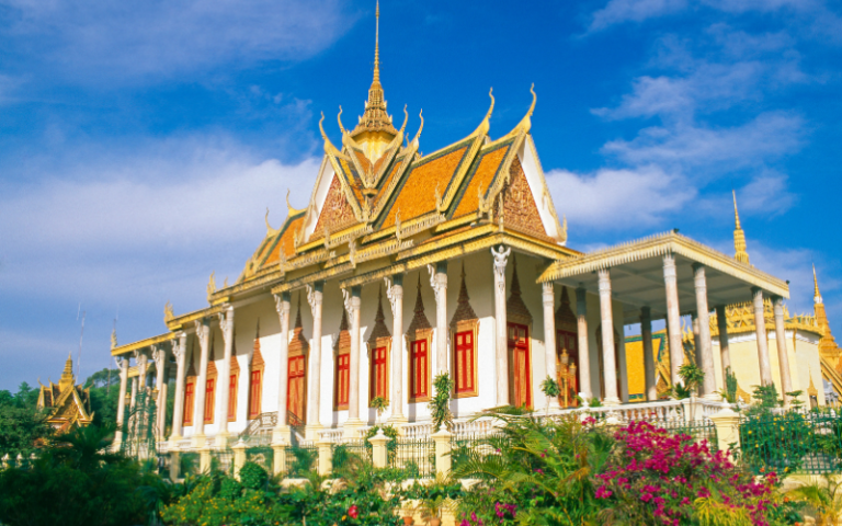 Splendore reale_ il Palazzo di Phnom Penh sotto il sole di dicembre