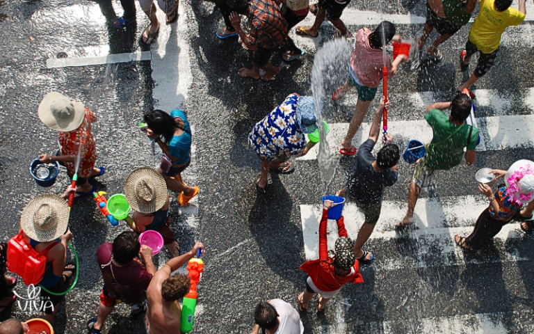 Bangkok in festa_ spruzzi d’acqua e sorrisi durante Songkranmontuoso di Lang Son al confine con la Cina