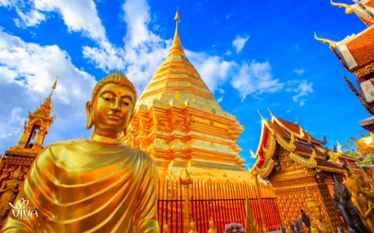Il tempio dorato di Doi Suthep tra le nuvole del nord