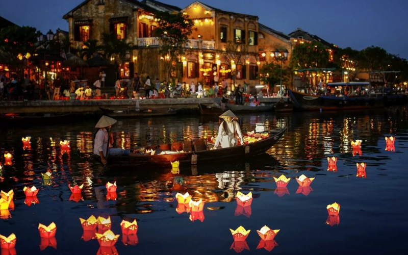 Des lanternes scintillantes de Hoi An illuminent la nuit de mille feux pendant les festivités