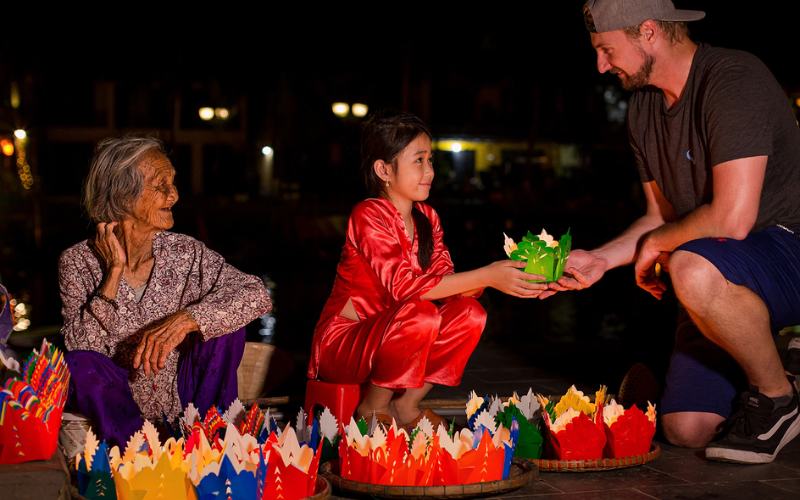 Le festival des lanternes de Hoi An est une expression culturelle distinctive du peuple Quang