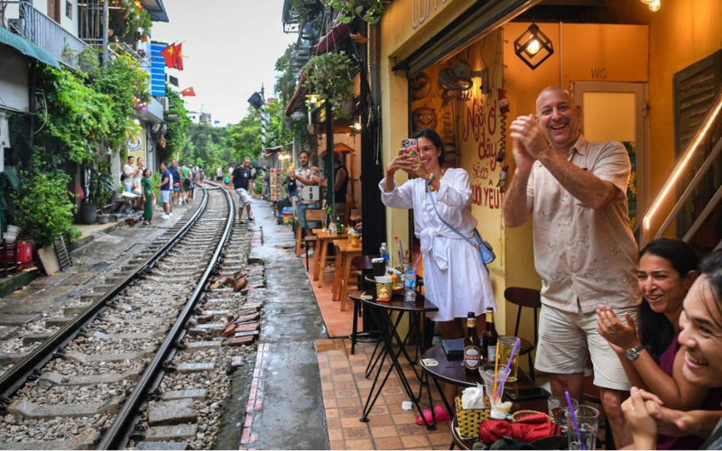 Les touristes, tout comme les habitants, veillent à respecter les règles de sécurité en vigueur donc il n'y a donc généralement pas d'accidents dans la rue du train à Hanoi