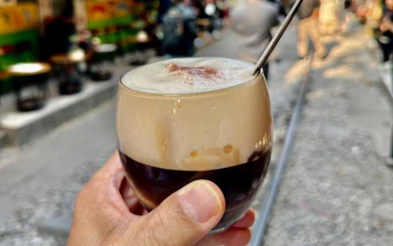 Café vietnamien servi dans un café de la Rue du Train à Hanoï