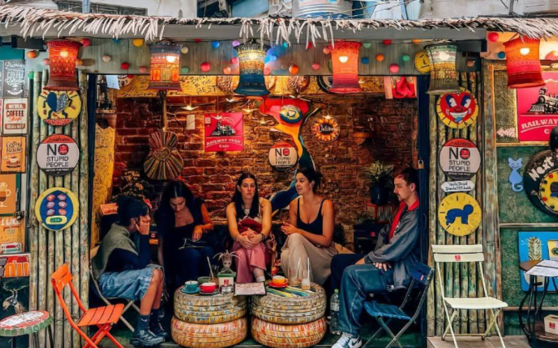 Les cafés colorés ici attirent de nombreux touristes