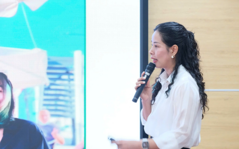 Mme Linh - Directrice Marketing et Ventes - lors d'une séance de partage sur l'expérience dans le tourisme à l'Université de Hanoi