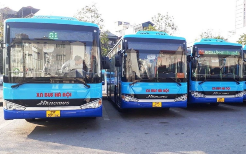Bus local à Hanoï à l'arrêt