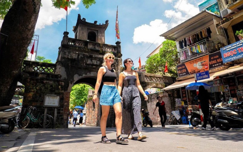 Touristes se promenant dans le vieux quartier de Hanoi