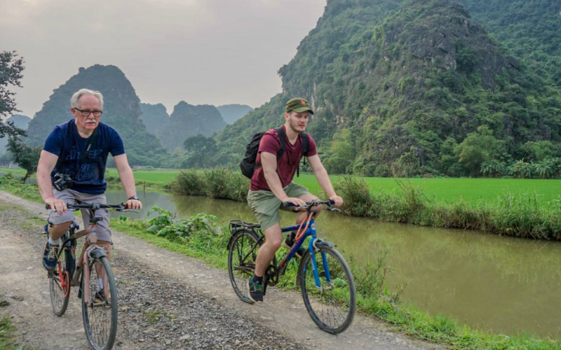 Cyclistes sur un chemin rural à Ninh Binh 