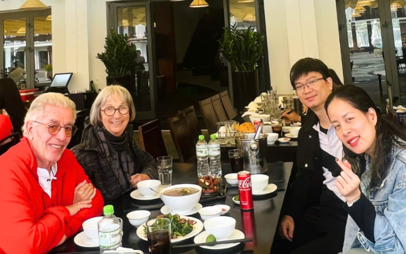 Une rencontre chaleureuse avec notre représentante française, Mme Michelle, lors de son voyage au Vietnam avec son mari