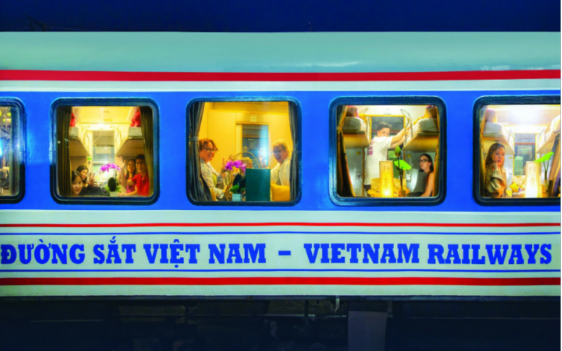 Train de nuit traversant la campagne vietnamienne
