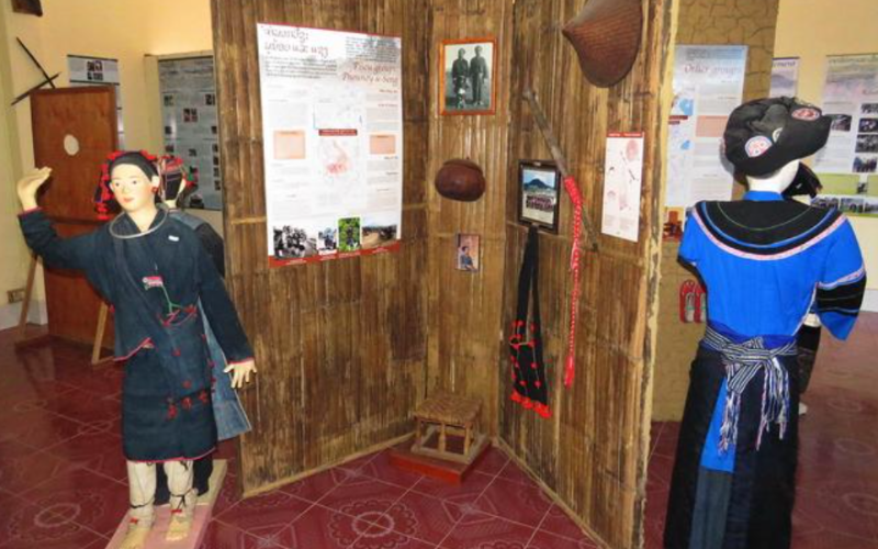 Un coin présentant quelques costumes et ustensiles traditionnels de ce lieu