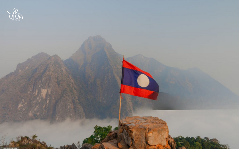 La bandiera del Laos sventola al tramonto_ un simbolo semplice ma carico di significato