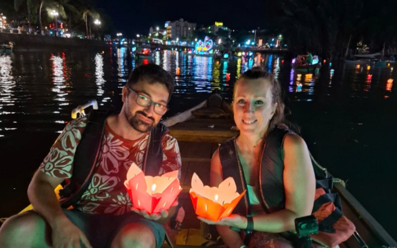 La coppia di Asia Viva Travel sul fiume di Thu Bon