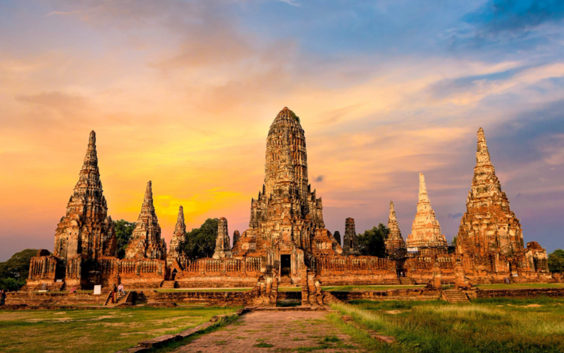 Coucher de soleil sur le Wat Chaiwatthanaram à Ayutthaya