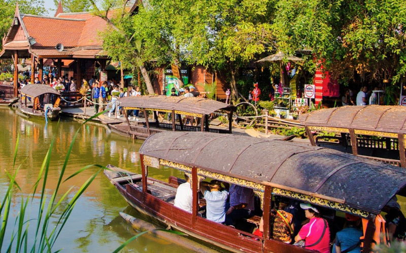 Marché flottant d’Ayutthaya avec bateaux et stands colorés