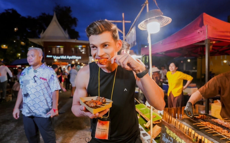 Stands de street food au marché de Chao Phrom 